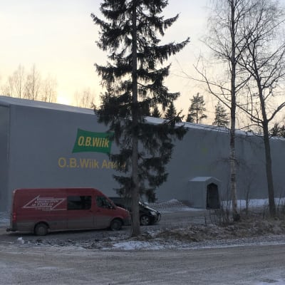 Kevytrakenteinen padel-halli Sepänkylässä, Mustasaaressa.