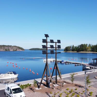 Bild på ett signaltorn i Bromarv hamn.