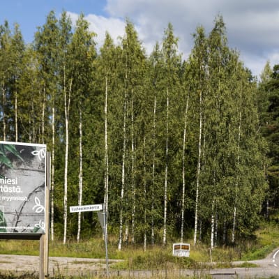 "Paikka unelmiesi kodille löytyy tästä" -mainoskyltti Pornaisissa.
