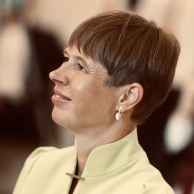 Estlands president Kersti Kaljulaid på den estniska ambassaden i Berlin. Närbild.
