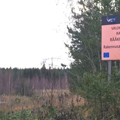 Valokuituverkon rakentamiskyltti maantien pientareella Rääkkylässä.