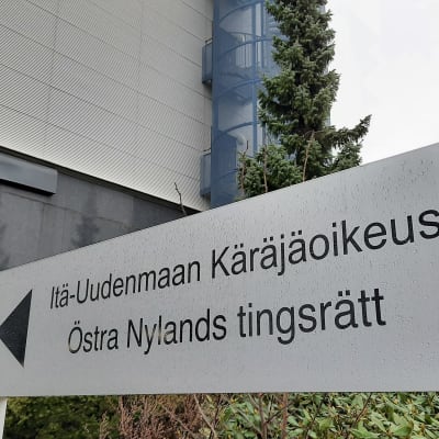 Skylt där det står Östra Nylands tingsrätt.