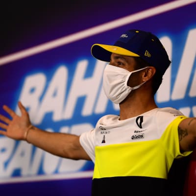 Daniel Ricciardo levittelee käsiään lehdistön edessä. 