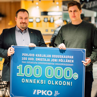 toimitusjohtaja Juha Kivelä ja Joni Pöllänen ja iso lahjakortti. 