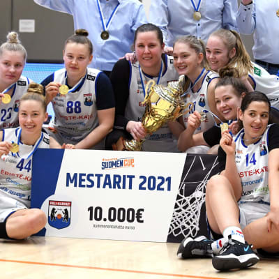 Peli-Karhut juhlii naisten koripallon Suomen Cupin voittoa 14.2. 2021
