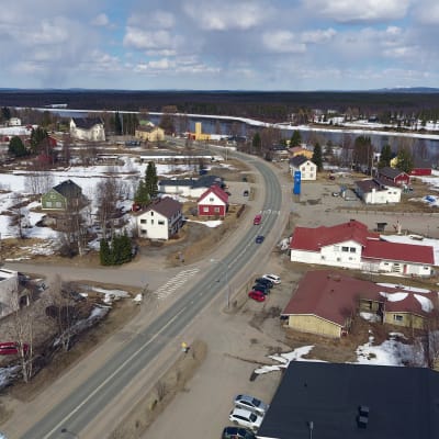 Pelkosenniemen kuntakeskus ilmakuvassa. Etualalla kylän läpi johtava tie, oikeassa reunassa Kitinen.