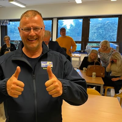 Petri Huru (ps.) iloitsi vaalituloksesta kuntavaaleissa 2021.