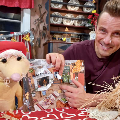 Jonathan Granbacka och Lotus tittar in årets julkalender i BUU-klubben.
