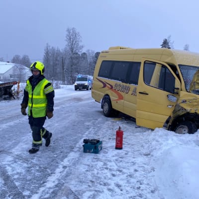 Pikkubussi ja henkilöauto ovat kolareineet.