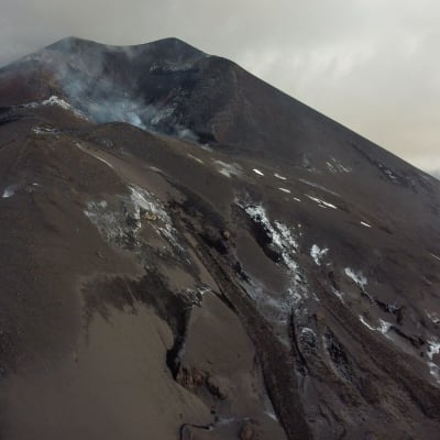 Vulkan med svart lava på ön La Palma