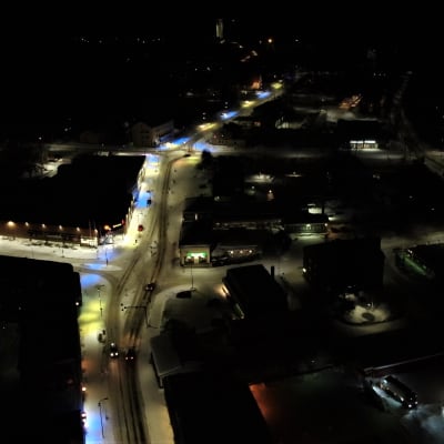 Kummunkatu Outokummussa on valaistu Ukrainan sini-keltaisin värein.