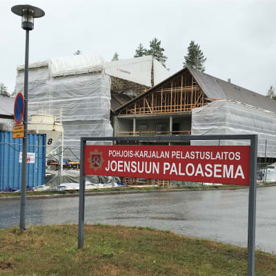 Vanhusten asumisyksikkö on noussut Joensuun pääpaloaseman viereen Noljakkaan. Kuva rakennusvaiheesta syksyllä 2021.