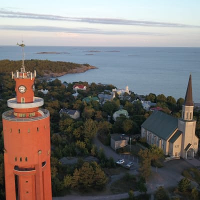 Vy över Hangö med vattentornet och kyrkan.