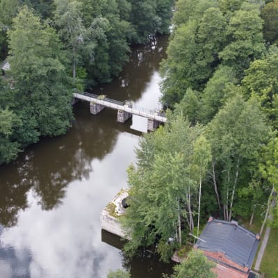 Flygbild av en bro över en å.