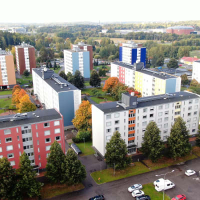 Förorten Jyrkkälä i Åbo fotograferad från luften. Höghusen i området har olika färger och mellan husen växer träd.