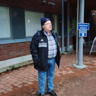 Ralf Berg fotograferad utanför social- och hälsostationen i Nickby.