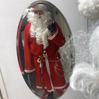 Joulupukki peilin edessä