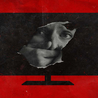 En illustrerad bild av en svart tv mot en röd bakgrund. I tv-rutan syns en bild på en kvinna med en hand för munnen.