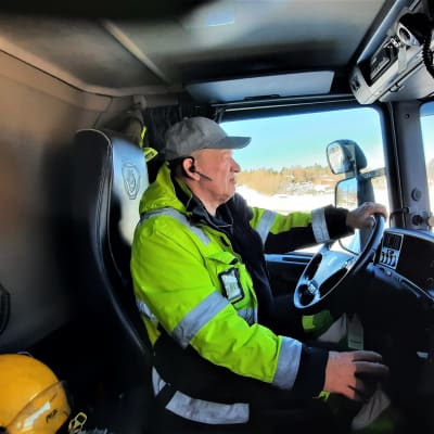 Transportföretagaren Jan Ingman kör sin lastbil.