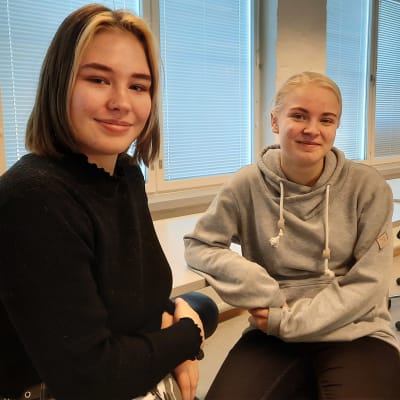 Karoliina Saharinen ja Eveliina Haapamäki katsovat kameraan Vamian oppilaitoksen tiloissa Vaasassa.
