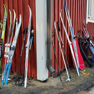Sukset seinustalla Nopankylän koululla.