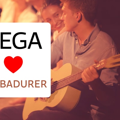 personer med en gitarr runt en lägereld och texten Vega älskar trubadurer