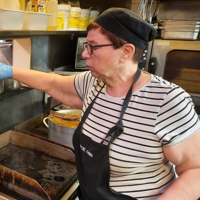 Monica Hänninen rör om i grytan i restaurang Hanna-Maria i Borgå.