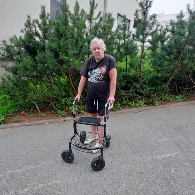 Hannu Piironen fotograferad utomhus i Kvarnbäcken.