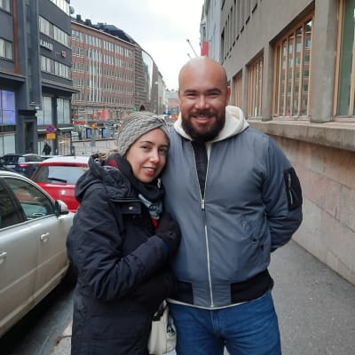 Javier och Giovanna, två mexikanska turister fotograferade i centrala Helsingfors.
