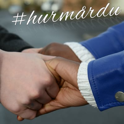 Två personer som håller händer.