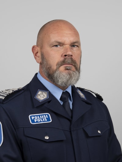 Polisinspektör Kai Vepsäläinen i sin uniform.