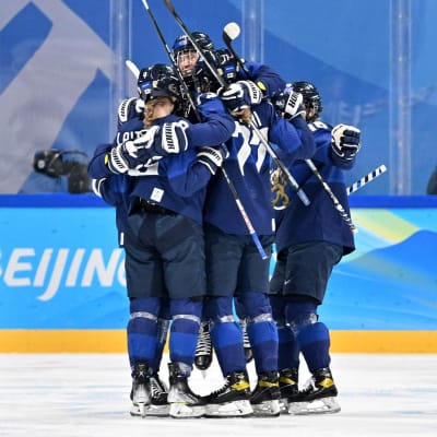 Finlands hockeydamer firar mål.