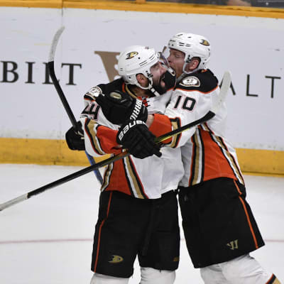 Corey Perry och Nate Thompson firar Anaheims seger borta mot Nashville i den fjärde konferensfinalen i NHL.