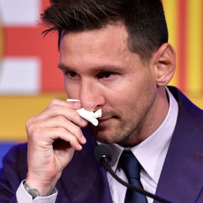 Leo Messi torkar sig med näsduk.