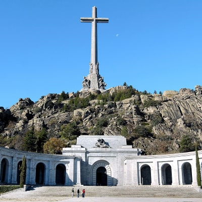 Mausoleet i De stupades dal vid ett berg med ett enormt kors.