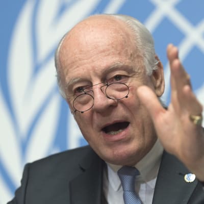 YK:n Syyria-lähettiläs Staffan de Mistura puhui lehdistötilaisuudessa Sveitsin Genevessä torstaina.