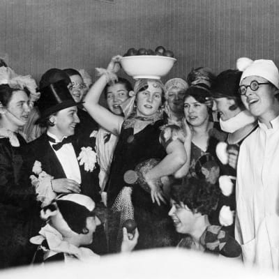 Vuosikurssin 1928 sairaanhoito-opiskelijoiden naamiaiset.