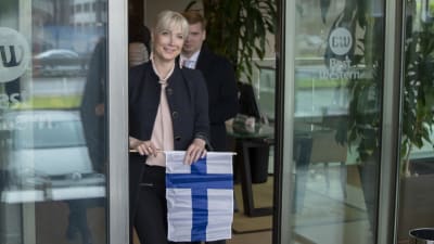 Laura Huhtasaari med en Finlands flagga i handen.
