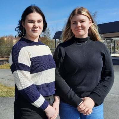 Ella Yliluoma (oikealla) ja Sofia Koivisto katsovat kameraan Ylistaron lukion pihalla.