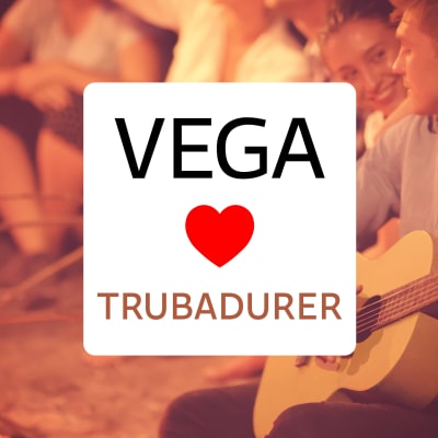 personer med en gitarr runt en lägereld och texten Vega älskar trubadurer