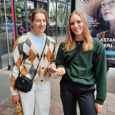 Selja Taipale och Ida Slöör utanför ett köpcentrum.