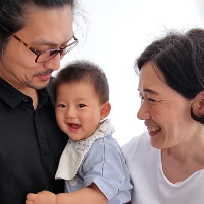 Japanilaiset Katsumasa Oono (isä), Momo Oono (lapsi) ja Akiko Oono (äiti).