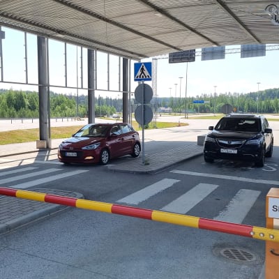 Venäläisiä autoja Nuijamaan raja-asemalla