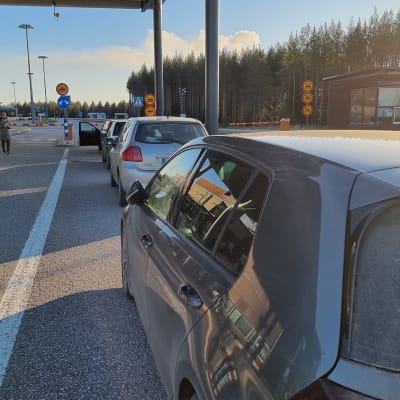 Autojono menossa rajan yli.