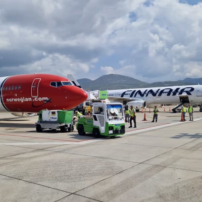 Norwegian- och Finnairplan på Alanyas flygplats Gazipaşa i Turkiet.