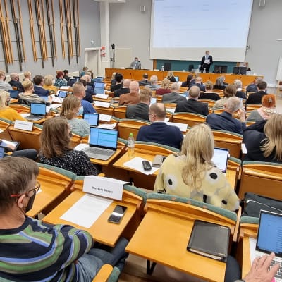 Etelä-Karjalan hyvinvointialueen ensimmäisen aluevaltuuston kokous, valtuutetu istuvat Ruorin auditoriossa.
