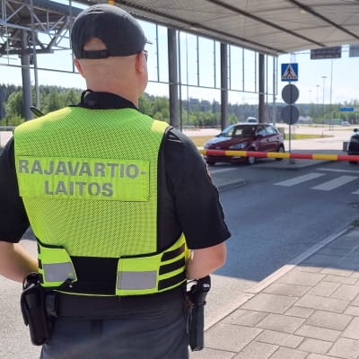 Rajavartijat tarkkailevat rajaliikennettä Nuijamaan raja-asemalla