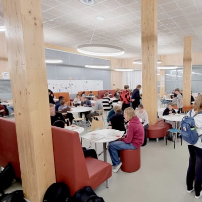 Joutsenon koulun ruokasalissa oppilaita syömässä