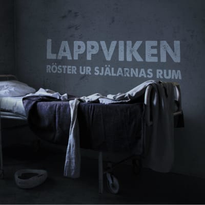 Text Lappviken röster ur själarnas rum projicerad på vägg ovanför gammal sjukhussäng