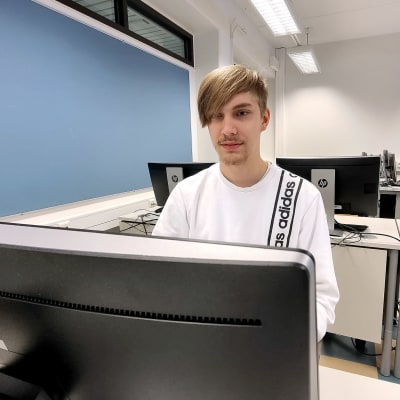 opiskelija Pietu Roivainen tietokoneella Saimaan ammattiopistolla.